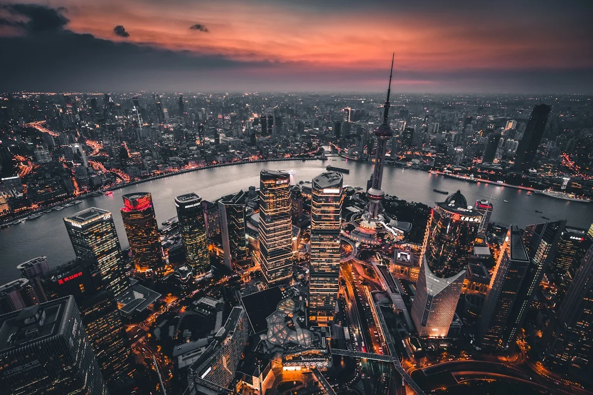 城市地标与滨水天际线