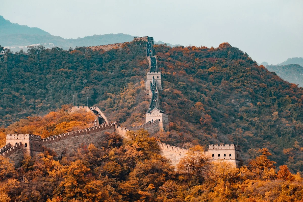 蜿蜒在秋日山峦间的中国长城